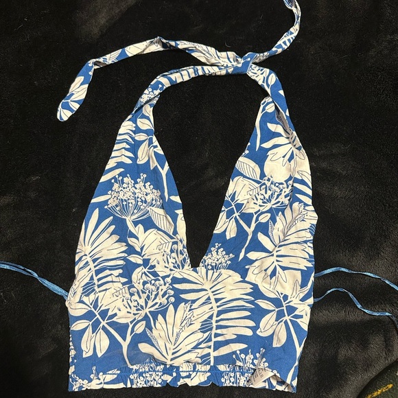 Crop top. - Picture 1 of 4